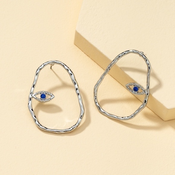 3/$30 🤍 Hollow Face Earrings - Picture 1 of 4